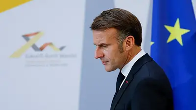 Macron deambula solo por el Sena mientras se le escapa el control de su futuro Macron deambula solo por el Sena mientras se le escapa el control de su futuro