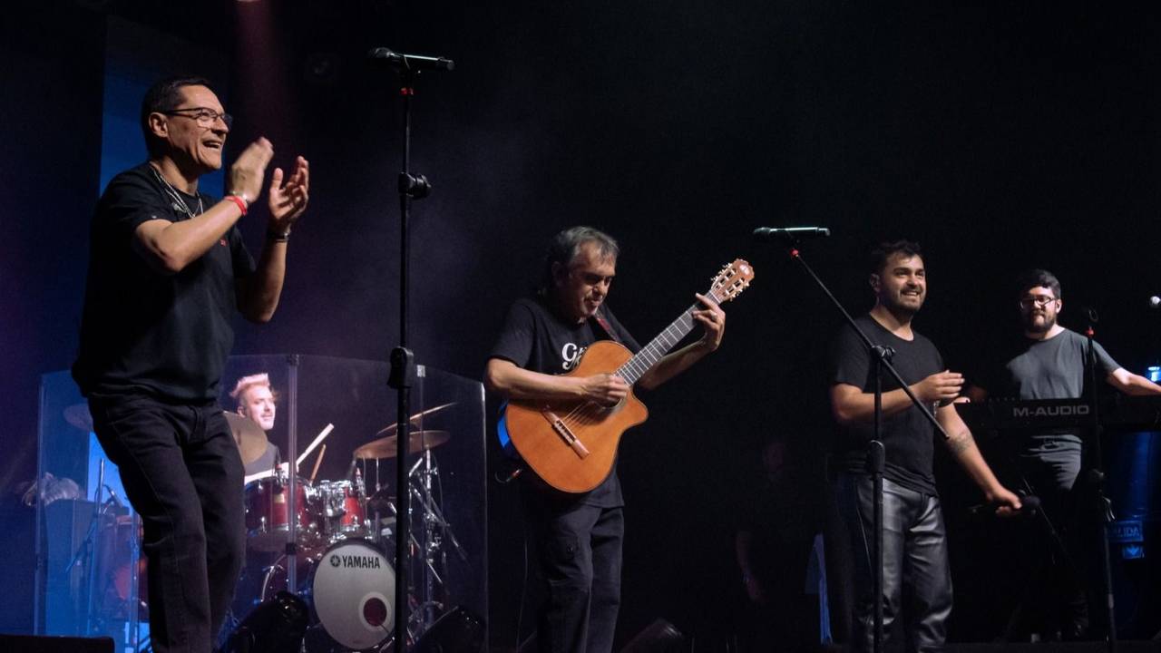 Los integrantes de Los Nocheros en el escenario