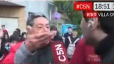 Lamentable: libertarios increparon el móvil de C5N antes del show de Milei