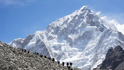 La evacuación de los montañeros atrapados en el Everest concluirá el martes, según una fuente La evacuación de los montañeros atrapados en el Everest concluirá el martes, según una fuente