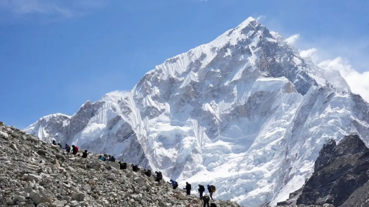 La evacuación de los montañeros atrapados en el Everest concluirá el martes, según una fuente