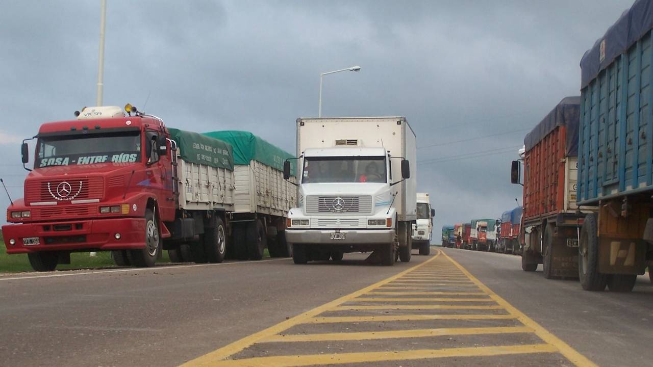 Camioneros, camiones en la ruta