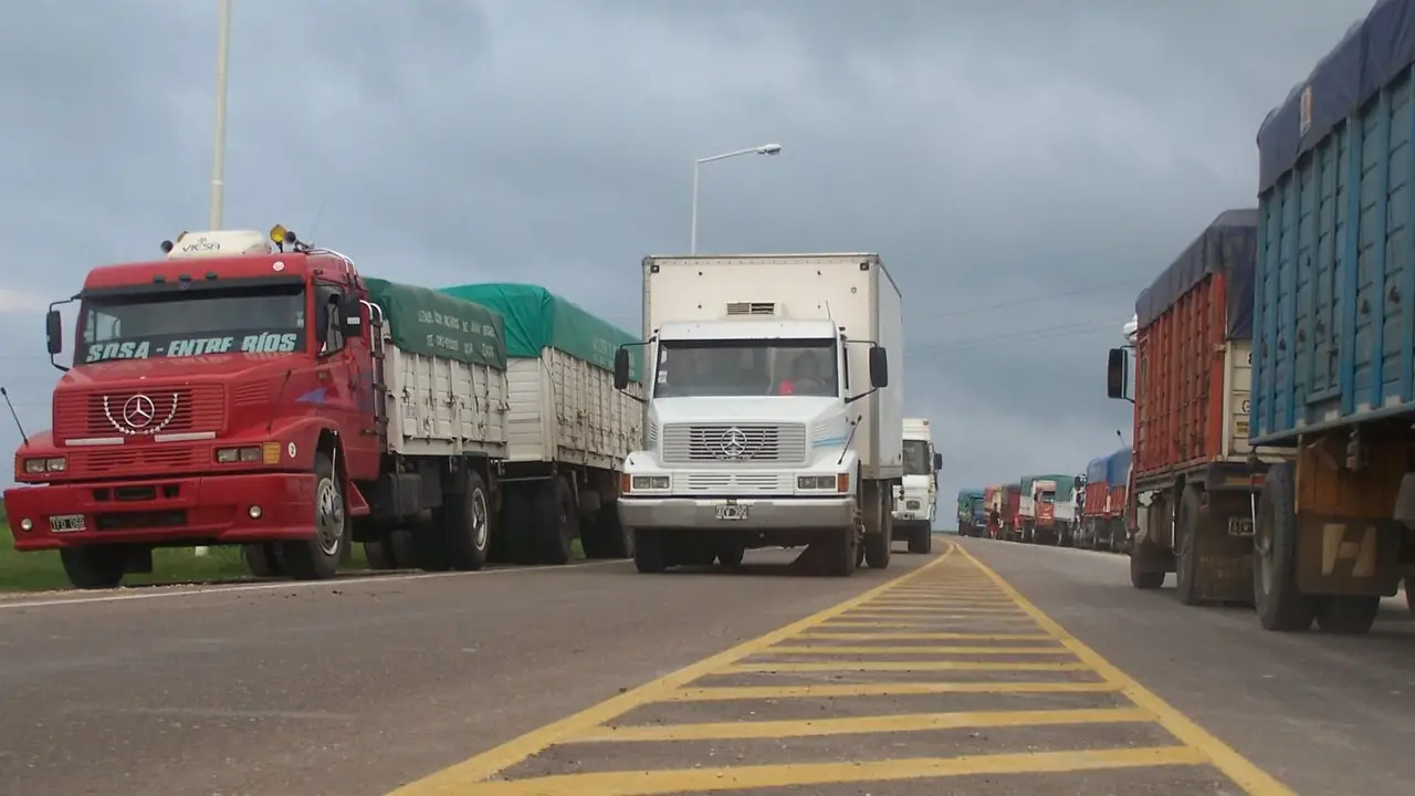 Camioneros, camiones en la ruta