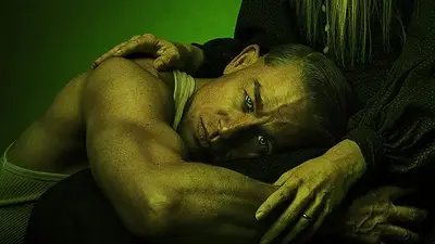 Varón recostado en las piernas de su madre, con una luz verde. Fotografía para serie de NEtflix Varón recostado en las piernas de su madre, con una luz verde. Fotografía para serie de NEtflix