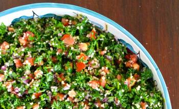 Prepará tabulé tradicional con bulgur, perejil y menta fresca | Recetas de cocina