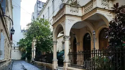Cuál es el pasaje de la Ciudad de Buenos Aires que tiene forma de herradura. Cuál es el pasaje de la Ciudad de Buenos Aires que tiene forma de herradura.