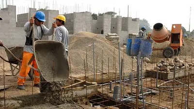 Por el ajuste de Milei, la construcción perdió más de 65 mil empleos y el NEA figura como la región más perjudicada Por el ajuste de Milei, la construcción perdió más de 65 mil empleos y el NEA figura como la región más perjudicada