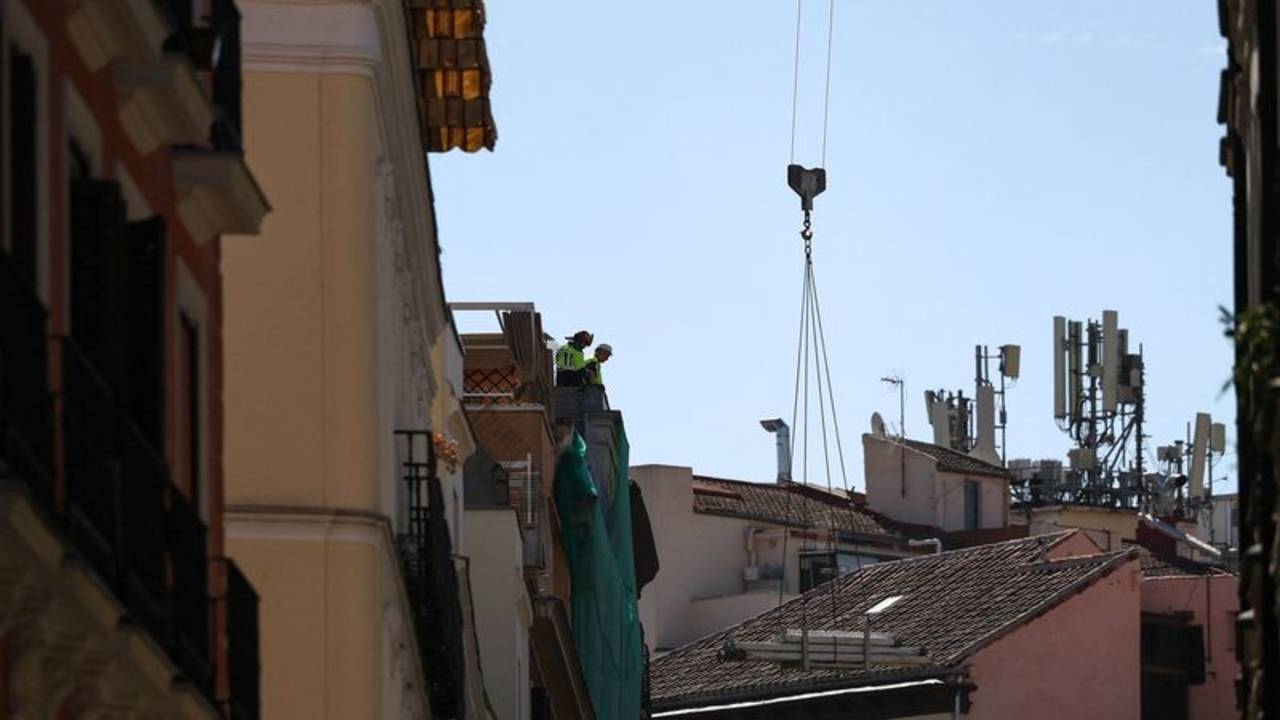 Cuatro muertos al derrumbarse un edificio de seis plantas en el centro de Madrid