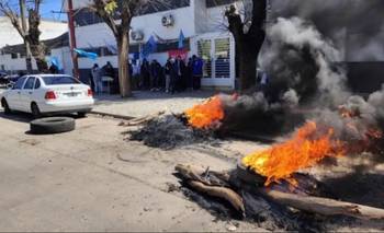 Crisis de Milei y Pullaro: protesta por 47 despidos en un histórico frigorífico | Despidos