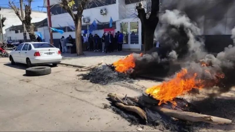 Crisis de Milei y Pullaro: protesta por 47 despidos en un histórico frigorífico de Santa Fe Crisis de Milei y Pullaro: protesta por 47 despidos en un histórico frigorífico de Santa Fe