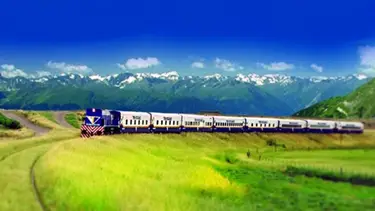 Funciona hasta las 5 de la mañana y recorre paisajes de ensueño: el tren que ofrece comida regional y una aventura inusual