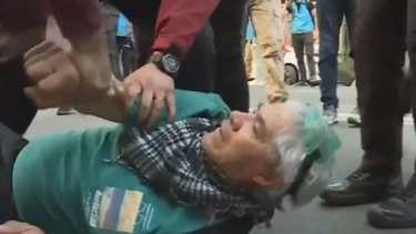 Detuvieron violentamente a un jubilado en la protesta en el Congreso