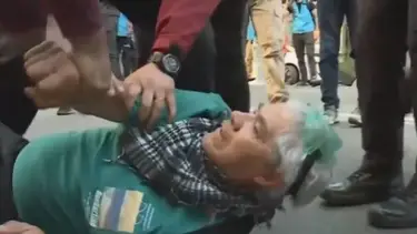 Detuvieron violentamente a un jubilado en la protesta en el Congreso