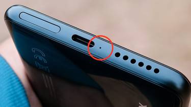 Para qué sirve el pequeño orificio que está debajo del celular