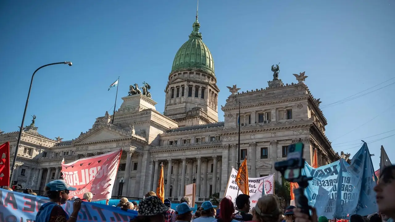 En la víspera de diciembre, la calle se recalienta contra Milei y el ajuste