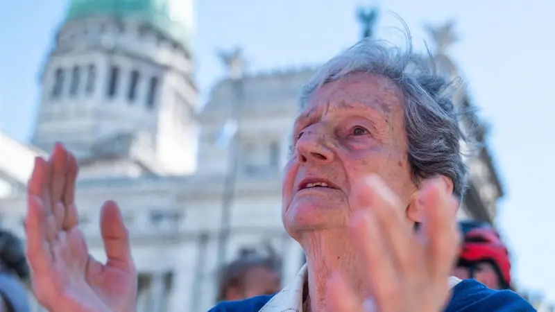 El aumento que Milei le dará a los jubilados en febrero: dos kilos de pan o tres mantecas El aumento que Milei le dará a los jubilados en febrero: dos kilos de pan o tres mantecas