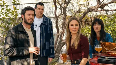 Cuatro actores en escena de Netflix, toman cerveza y miran sosprendidos al mismo lugar Cuatro actores en escena de Netflix, toman cerveza y miran sosprendidos al mismo lugar