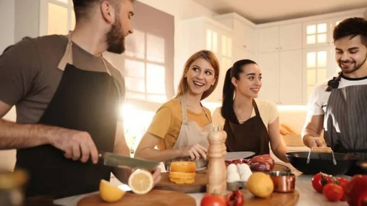 Personas cocinan en grupo.