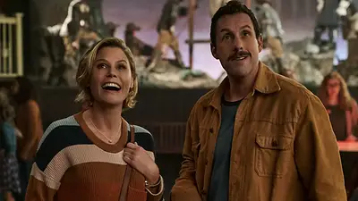 Adam Sandler junto a otra actriz en una película de Halloween Adam Sandler junto a otra actriz en una película de Halloween