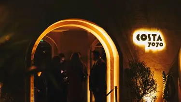 Plan para cortar la semana: así será el evento que reúne moda, gastronomía y cócteles en la Costanera Norte