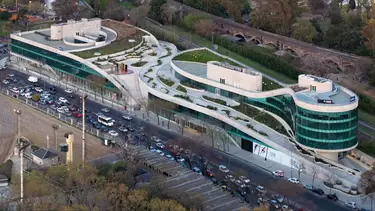 Una terraza pública gigante: así es el parque de 4.000 m² y triple altura de Palermo