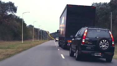 Educación vial: esta es la seña que tenés que hacer en la ruta para que te pasen sin problemas