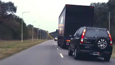 Educación vial: esta es la seña que tenés que hacer en la ruta para que te pasen sin problemas