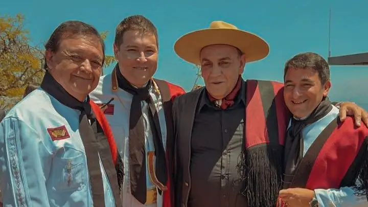El Chaqueño Palavecino con los integrantes de Las voces de Orán