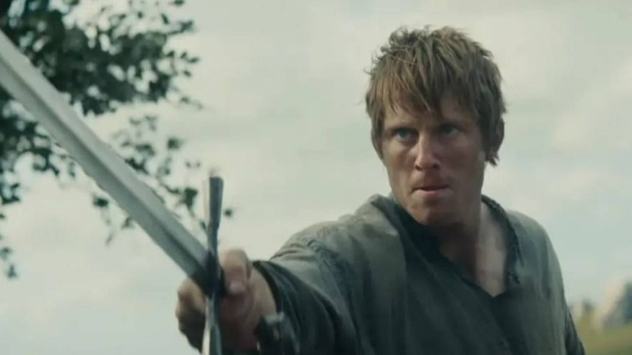 Actor sostiene una espada para serie de HBO Max