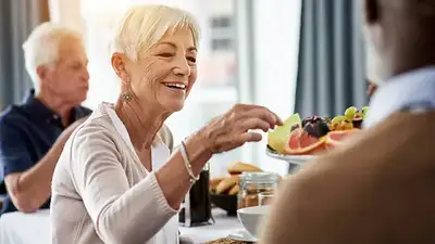 Mujer comiendo Mujer comiendo