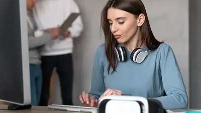 joven trabajando joven trabajando