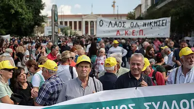 La huelga griega contra la reforma laboral interrumpe el transporte y los servicios La huelga griega contra la reforma laboral interrumpe el transporte y los servicios