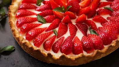 Tarta de frutillas con crema. Tarta de frutillas con crema.