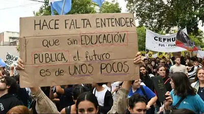 Comenzó el paro docente este lunes en todo el país contra la reforma laboral Comenzó el paro docente este lunes en todo el país contra la reforma laboral