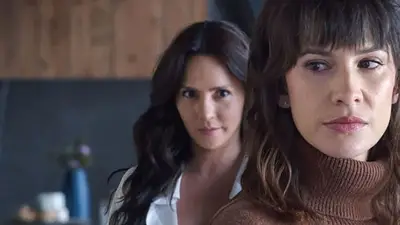 Escena de serie, dos mujeres en una cocina Escena de serie, dos mujeres en una cocina