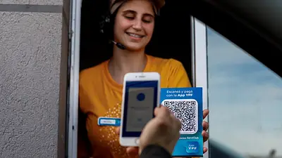 Cliente realizando un pago digital con la App YPF Cliente realizando un pago digital con la App YPF