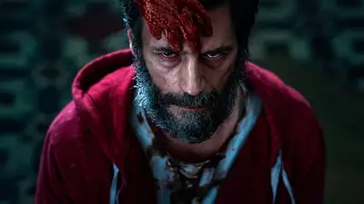 Póster de Cuando acecha la maldad, hombre con una mano roja en su frente Póster de Cuando acecha la maldad, hombre con una mano roja en su frente