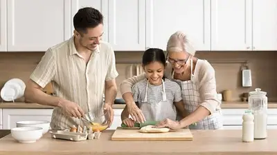hombre cocina junto a su madre e hija. hombre cocina junto a su madre e hija.