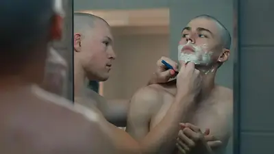Dos hombres en baño, uno rasura al otro. Dos hombres en baño, uno rasura al otro.