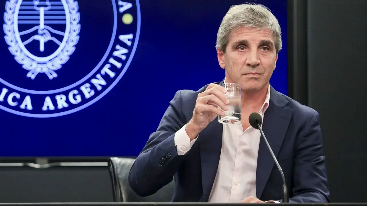 Luis Caputo volvió a defender el esquema de bandas para el dólar y descartó cambios
