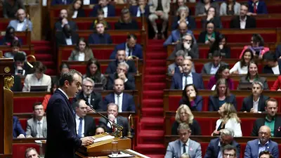 Lecornu podría sobrevivir a las mociones de censura tras suspender la reforma de pensiones Lecornu podría sobrevivir a las mociones de censura tras suspender la reforma de pensiones