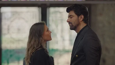 Mujer y hombre se ven, con cierta tensión, para serie turca de Netflix Mujer y hombre se ven, con cierta tensión, para serie turca de Netflix