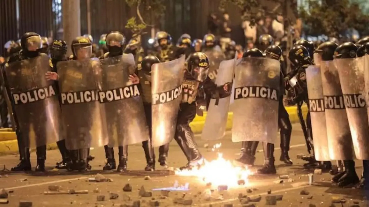 Explotó la crisis política en Perú: un muerto y 100 heridos en protestas contra el Gobierno