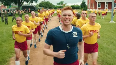 Hombres militares corren en escena de la serie Reclutas de Netflix. Hombres militares corren en escena de la serie Reclutas de Netflix.