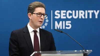 Jefe de espionaje británico advierte de peligros de la IA, aunque no sería una catástrofe cinematográfica Jefe de espionaje británico advierte de peligros de la IA, aunque no sería una catástrofe cinematográfica
