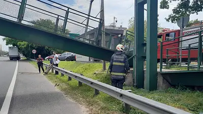 Alerta en la General Paz: un camión chocó y se derrumbó un puente peatonal Alerta en la General Paz: un camión chocó y se derrumbó un puente peatonal