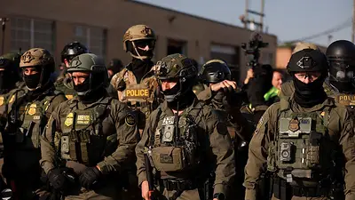 Agentes del ICE y de la Patrulla Fronteriza cobrarán durante el cierre de la Administración Agentes del ICE y de la Patrulla Fronteriza cobrarán durante el cierre de la Administración