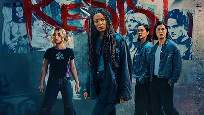 Cuatro actrices en póster de serie. Con camperas, un graffiti detrás y caras de sorpresa Cuatro actrices en póster de serie. Con camperas, un graffiti detrás y caras de sorpresa