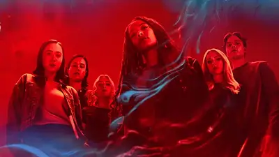Grupo de actores en póster para serie con iluminación roja Grupo de actores en póster para serie con iluminación roja