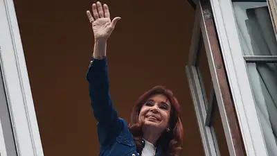 Embargaron el departamento donde Cristina Kirchner cumple la prisión domiciliaria Embargaron el departamento donde Cristina Kirchner cumple la prisión domiciliaria